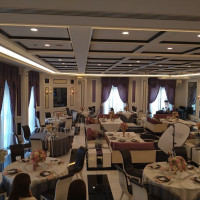 シックな雰囲気の会場