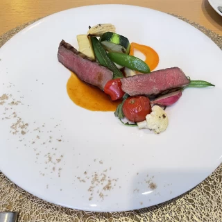 メイン料理のお肉です。お肉だけでなく、ソース、お野菜も全て美