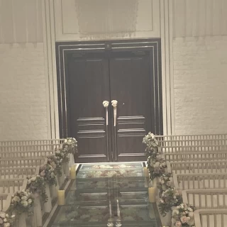 ここの扉から入場