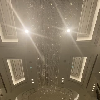 シャンデリアが輝いている
