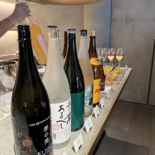 お酒を選ぶのも楽しいバーカウンター
