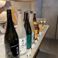 お酒を選ぶのも楽しいバーカウンター