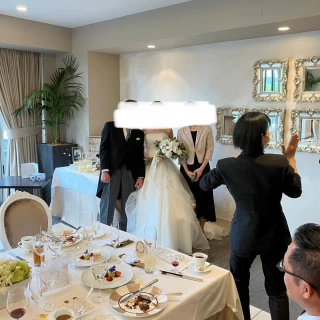披露宴会場で参列者と写真撮影中