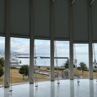 カーテンが開く様子