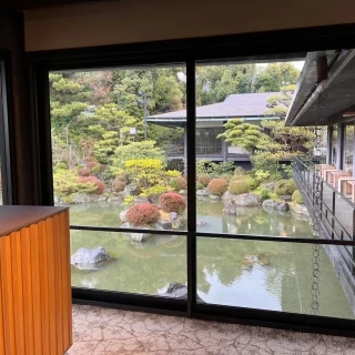 披露宴会場の大きな窓から庭園が見えます