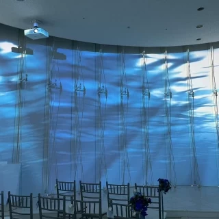 カーテンに映像が映されています