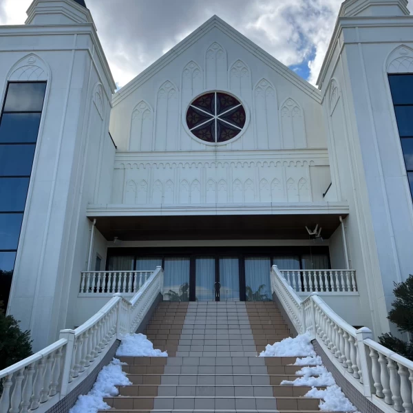 まるで南国リゾート！自由度の高い結婚式」｜チャペルは天井が高く、奥