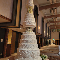 芸能人の結婚式に出てきそうな背の高いセレモニーケーキ。