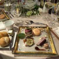 メインのお肉、パンなどの写真です。