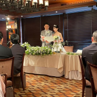 披露宴会場で新郎新婦からのファーストメッセージのシーンです。