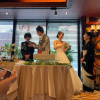 新郎新婦が母親にケーキバイトのシーンです。