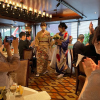新婦退室シーン、各テーブルを回り、退室します。