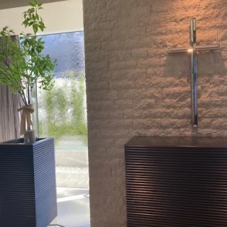 6階チャペル。奥の壁には水が流れて涼やか