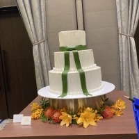 たくさんの招待客にも対応できるウエディングケーキあり