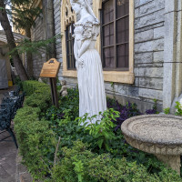 庭にあった女神像です。
