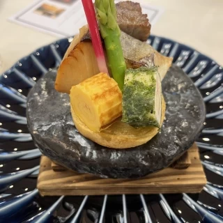 溶岩の上で焼かれています。