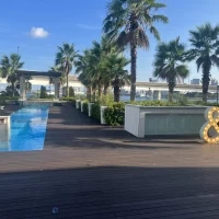 披露宴会場の横がすぐ庭