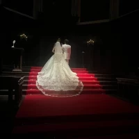周りは暗くなり新郎新婦にスポットが当たります！