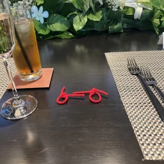 式で小指に結んでいた赤い糸の演出