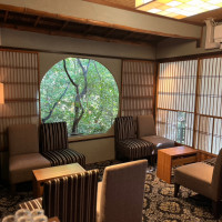 控室は京都らしい丸窓がありました