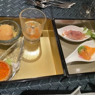お重のような前菜