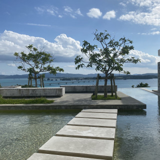 写真スポットらしくてプールと海の感じが沖縄らしい雰囲気