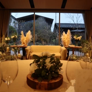 披露宴会場です。窓からは中庭が見えます。