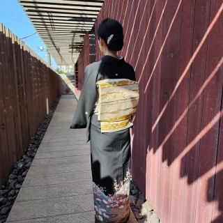 木板の連なるエントランス