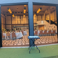 ガーデンからみた披露宴会場