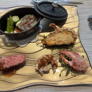オマール海老とステーキです。お野菜もとても美味しかったです