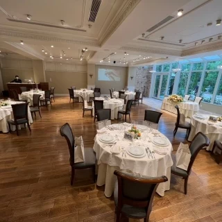 ガーデンが見える披露宴会場。かなり光が入ります。