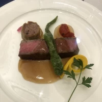 メインのお肉はボリュームあり。とても美味しかった。