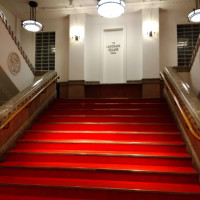 ランドマークスクエア中央の階段
皆ここかエレベーターを通る