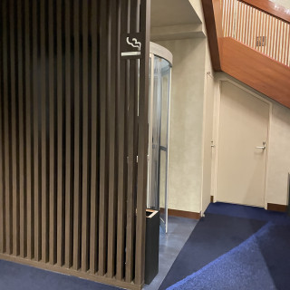 明治会館、披露宴会場近くの喫煙室