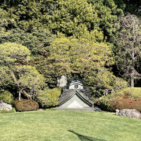 お庭には歴史的なオブジェが