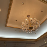 シャンデリアがゴージャスな披露宴会場