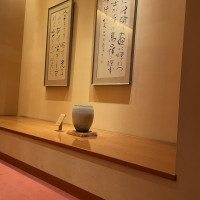 控え室まで行く階段の踊り場には掛け軸と壺の展示もある