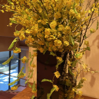 控室向かうまでの道に大きなお花が生けてあります