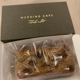 配られるウエディングケーキです