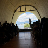 琵琶湖と自然が背景のチャペル