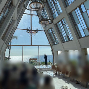 天井が高く海の見えるチャペル|681637さんのザ・ギノザリゾート 美らの教会/アールイズ・ウエディングの写真(1955335)