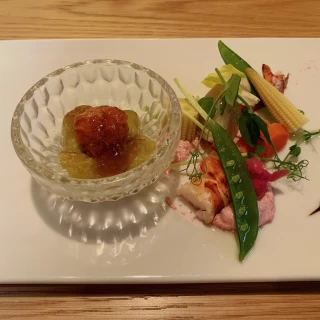 前菜。ビーツソースとバルサミコソースの組み合わせが絶品。