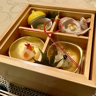 仕掛け付きの箱に入った前菜です。