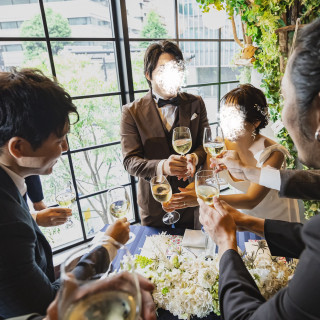 みんなで乾杯〜！自然と高砂にゲストが集まる距離感