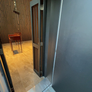 挙式会場横の扉を開けるとエレベーターがある|681894さんのセンティール・ラ・セゾン千秋公園の写真(1959335)