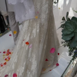 造花を買ってフラワーシャワーに混ぜてもらいました。