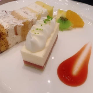 ケーキカット後のケーキとても美味しかったです