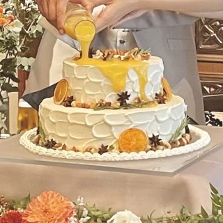 WDケーキはオリジナルソースを2人でかけて完成する演出