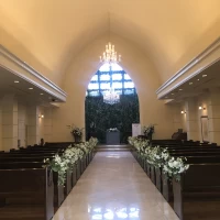 高い天井にキラキラしたシャンデリアがロマンチックで素敵でした