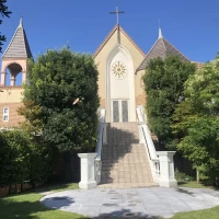 チャペルの外観が可愛くて、長い階段はドレスが綺麗に見えそう